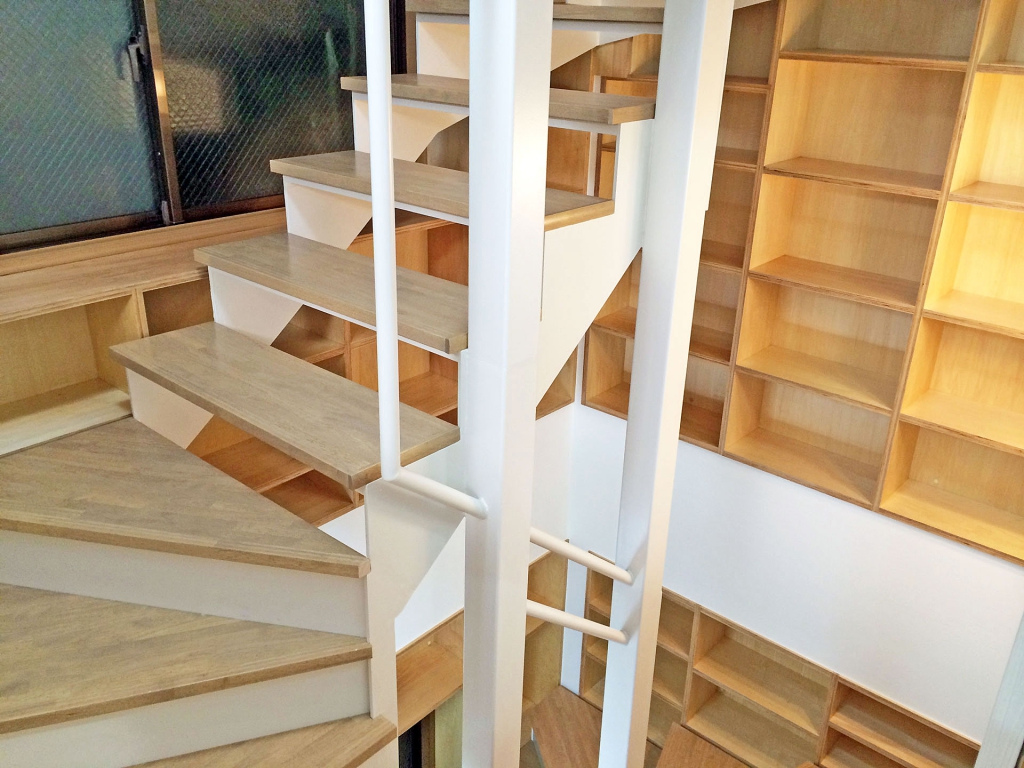 本棚のある階段室のデザイン