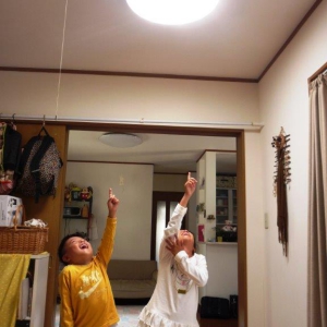 スカイライトチューブを見上げる子供たち