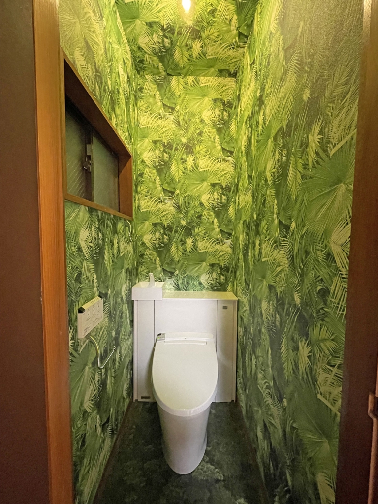 ジャングル柄のトイレ