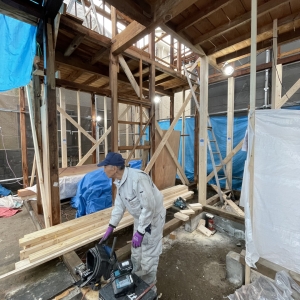 リフォーム工事中の大工